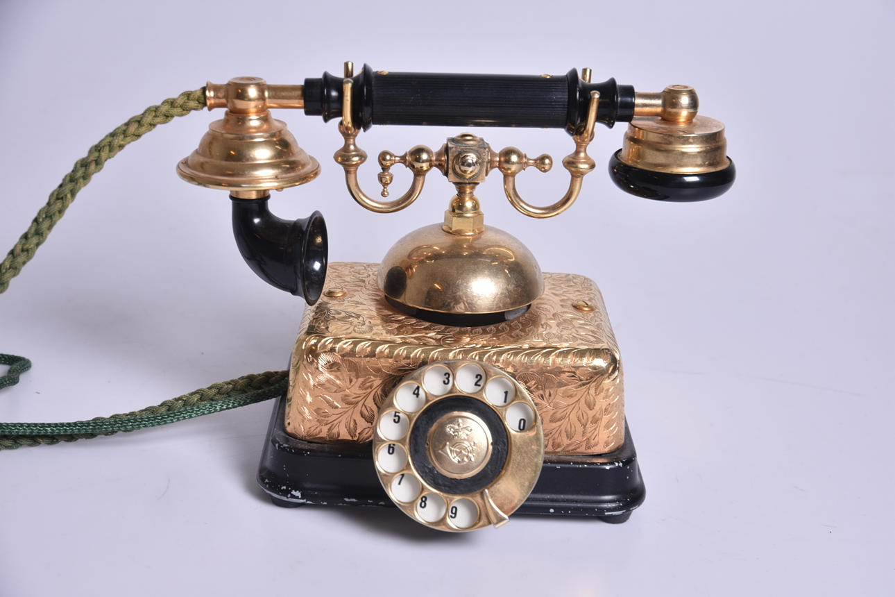 PUHELIN 1900-luvun retrotyyliä.