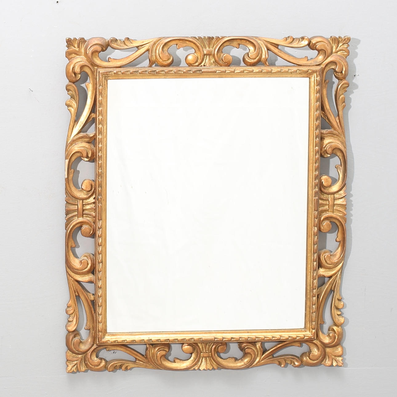 SPEGEL, barockstil, förgylld skulpterad ram.