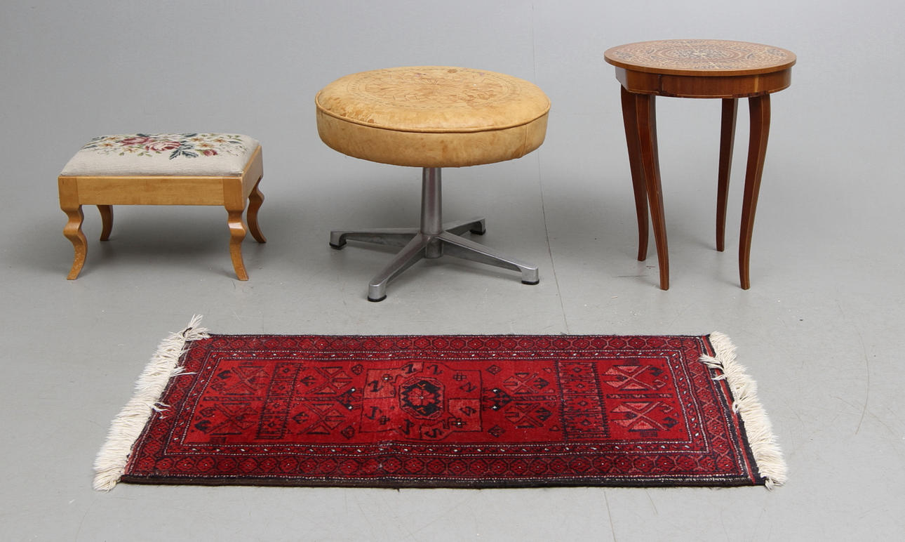 2 pallar,bord med spelverk samt matta 1900-tal.