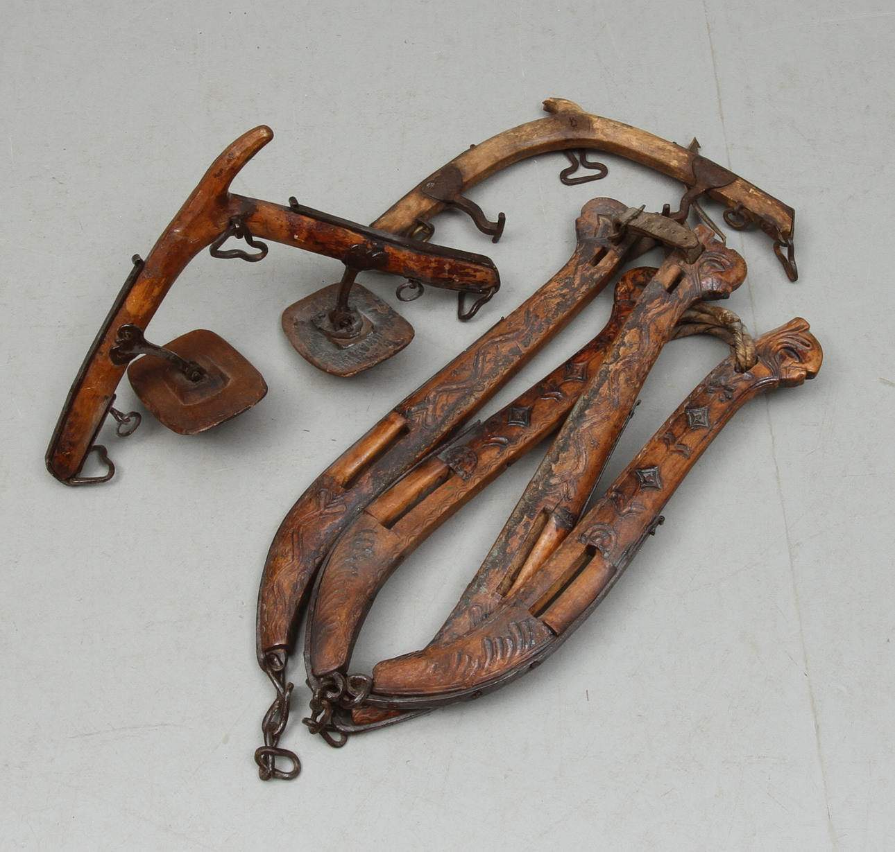 SELDON, 4 delar,, lokor och selbågar, 1700/1800-tal.