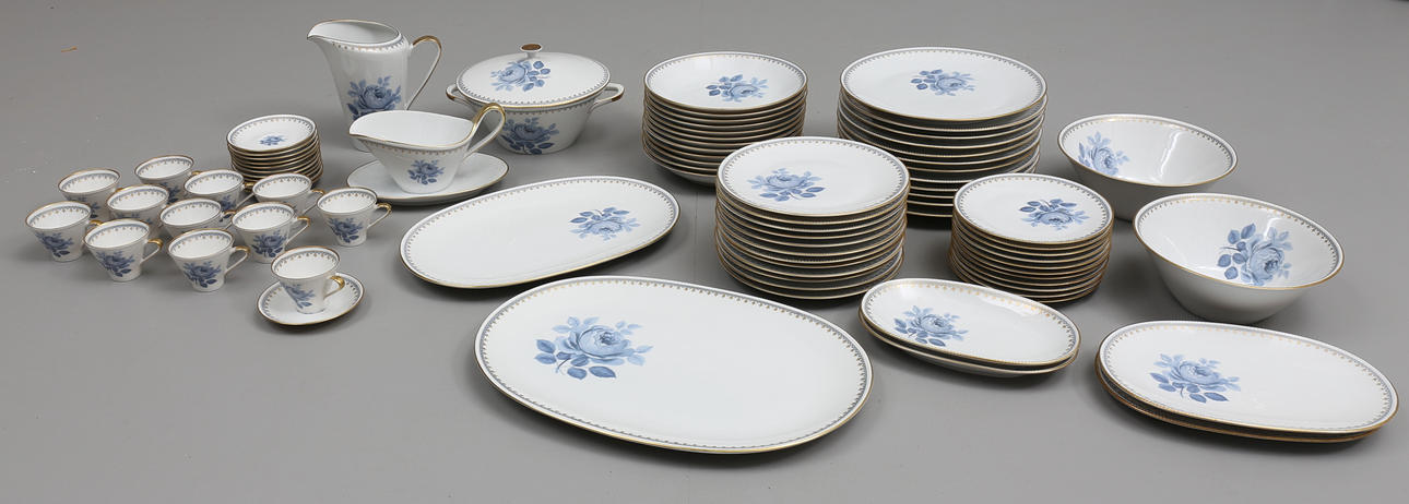 SERVISDELAR, 82 delar, porslin, "Blå Ros", Hackefors.