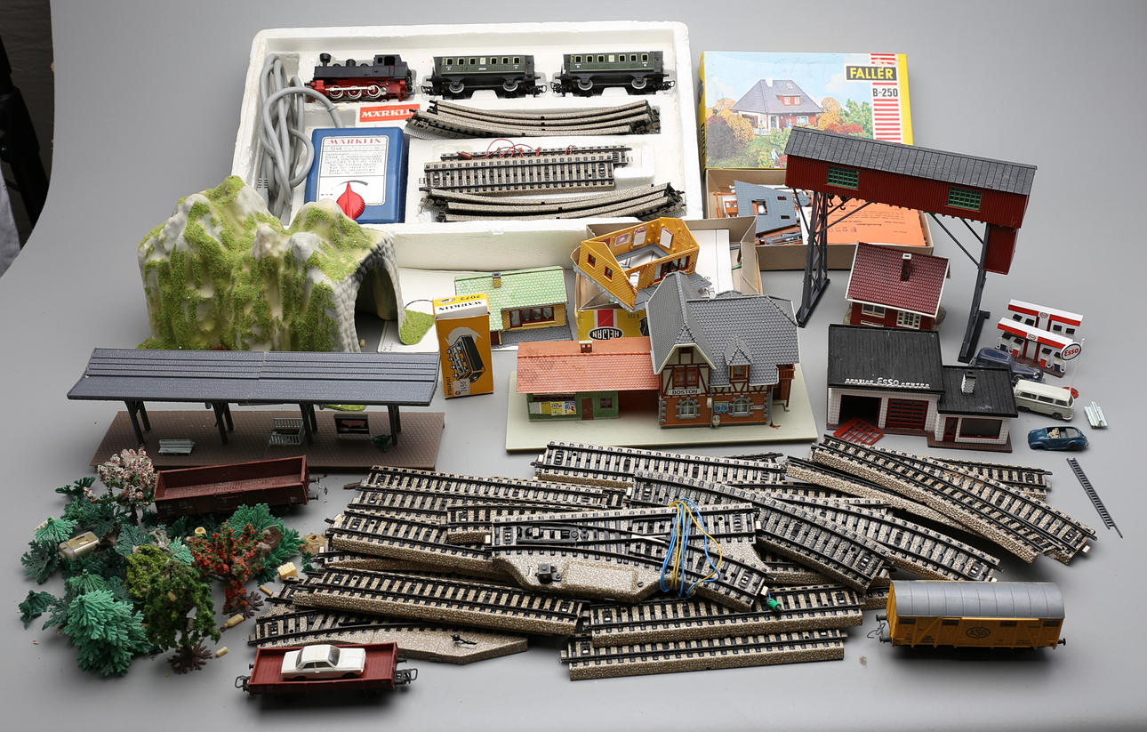MODELLJÄRNVÄG, Märklin, med tillbehör.