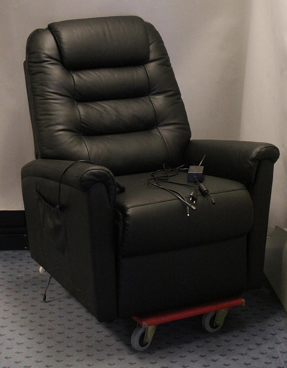 VILFÅTÖLJ i svart läder, ställbar, 2000-tal.