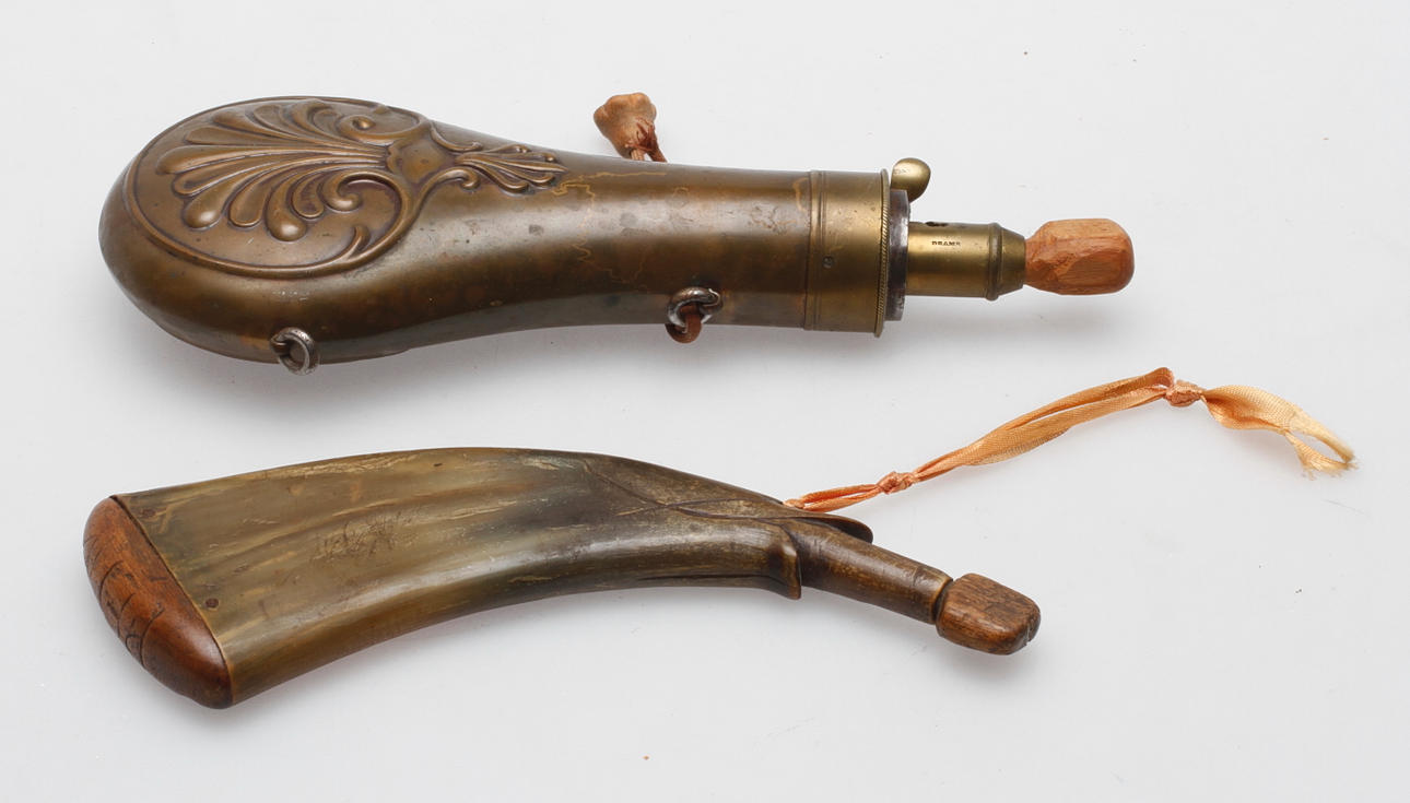 KRUTHORN, 2 st, ben och metall, 1700 samt 1800 tal.