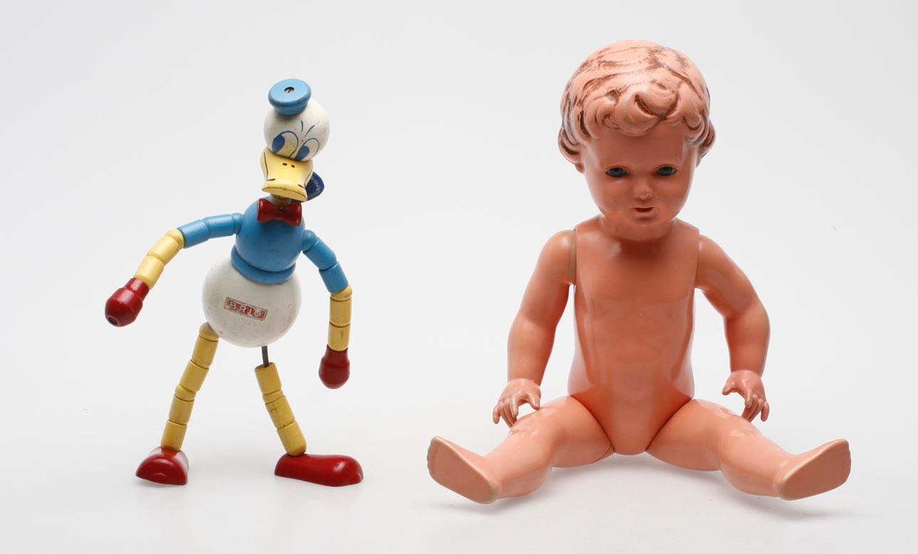 DOCKOR, 2 st, Kalle Anka, Brio, samt docka, sköldpaddsmärkt.