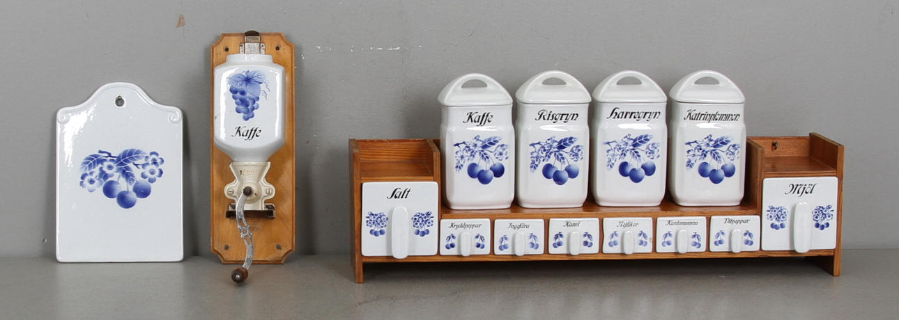 KRYDDUPPSATS, samt kaffekvarn och skärbräda. keramik, 1900 tal.