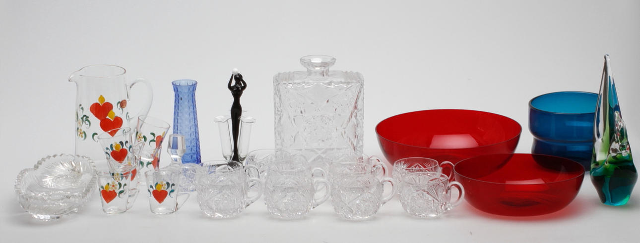 GLASFÖREMÅL, 25 delar, 1900-talets andra hälft.