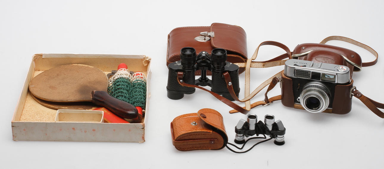 KIKARE, KAMERA samt BORDTENNISSET, 4 delar.