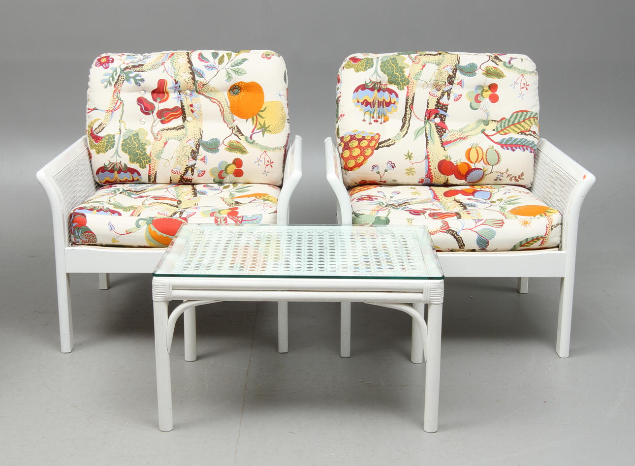 FÅTÖLJER, ett par, BORD, 1900-talets andra hälft.