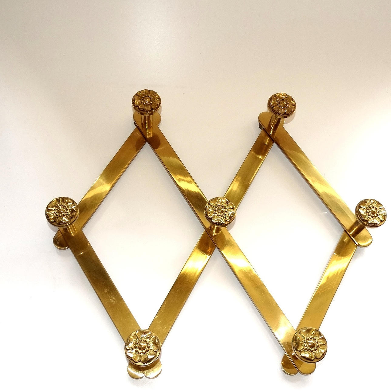 MÄSSING KLÄDHÄNGARE, UTDRAGBAR.