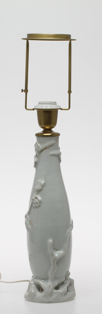 BORDSLAMPA, keramik, reliefdekor i form av grenar och blommor, 1900-tal.