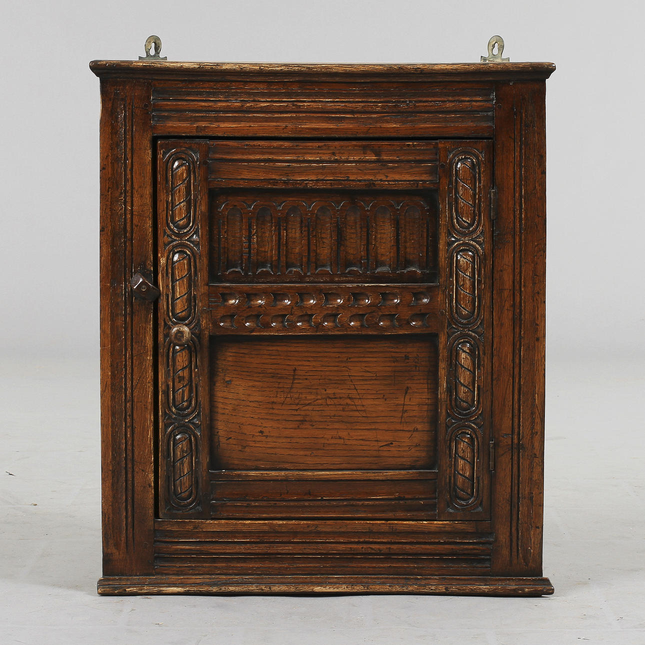 HÖRNHÄNGSKÅP, senbarock, 1700-tal.