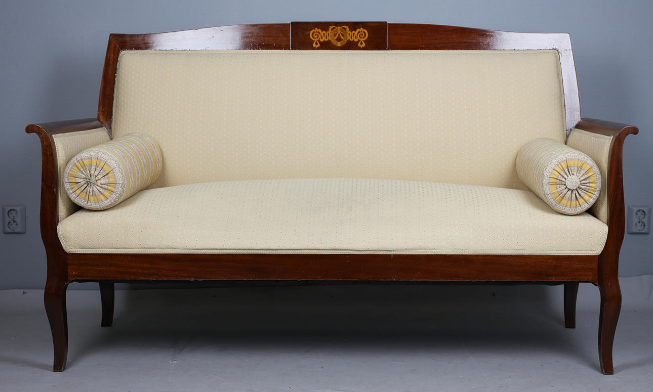 SOFFA i Karl Johan stil. Brunbetsade, 1900-talets början.