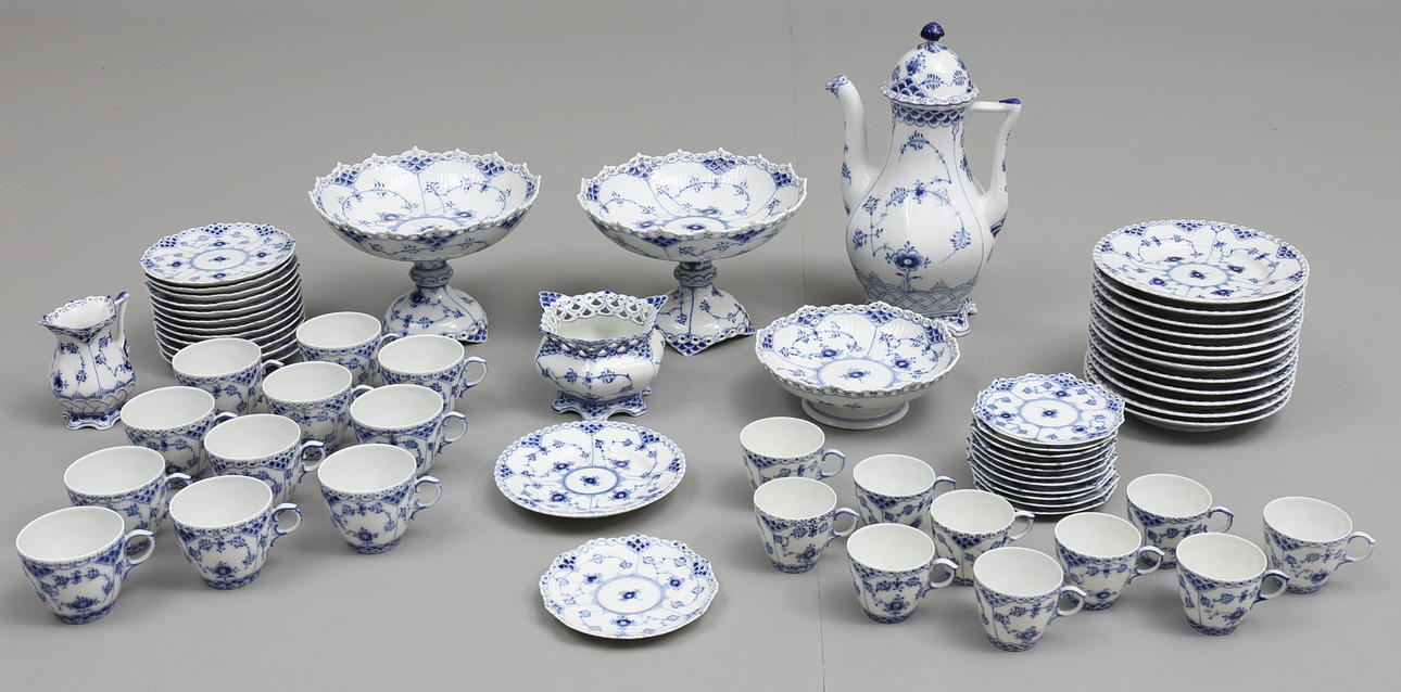 KAFFESERVIS, 64 delar, "Musselmalet", helblond, Royal Copenhagen.