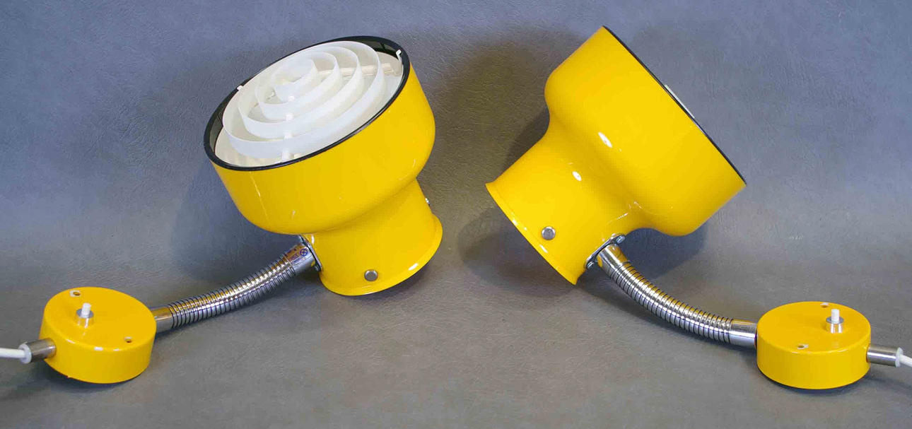 VÄGGLAMPOR, 1 par, "Bumling", gullackerad plast.