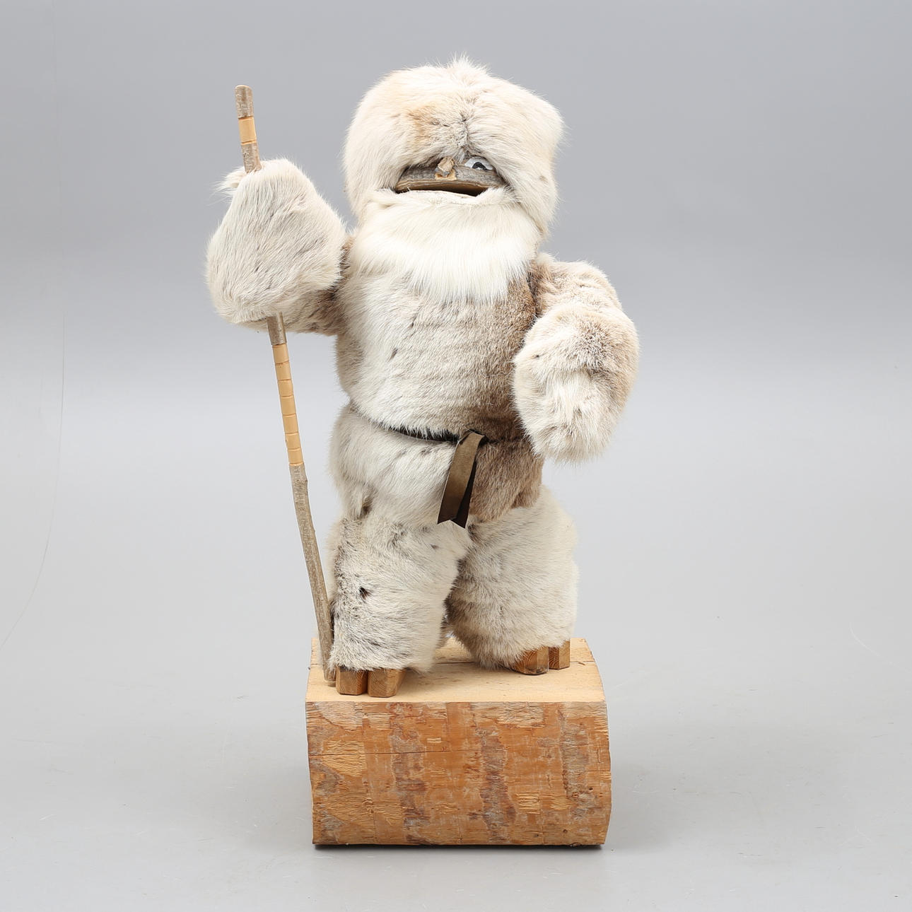 SKULPTUR, pälsklädd figur, 1900-tal.