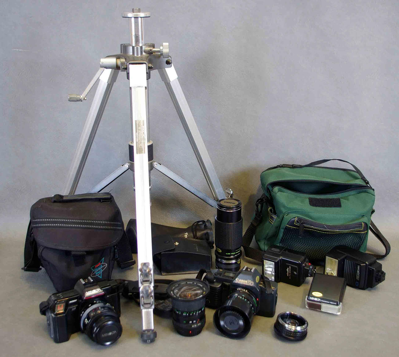 2 KAMEROR MED STATIV OCH TILLBEHÖR.