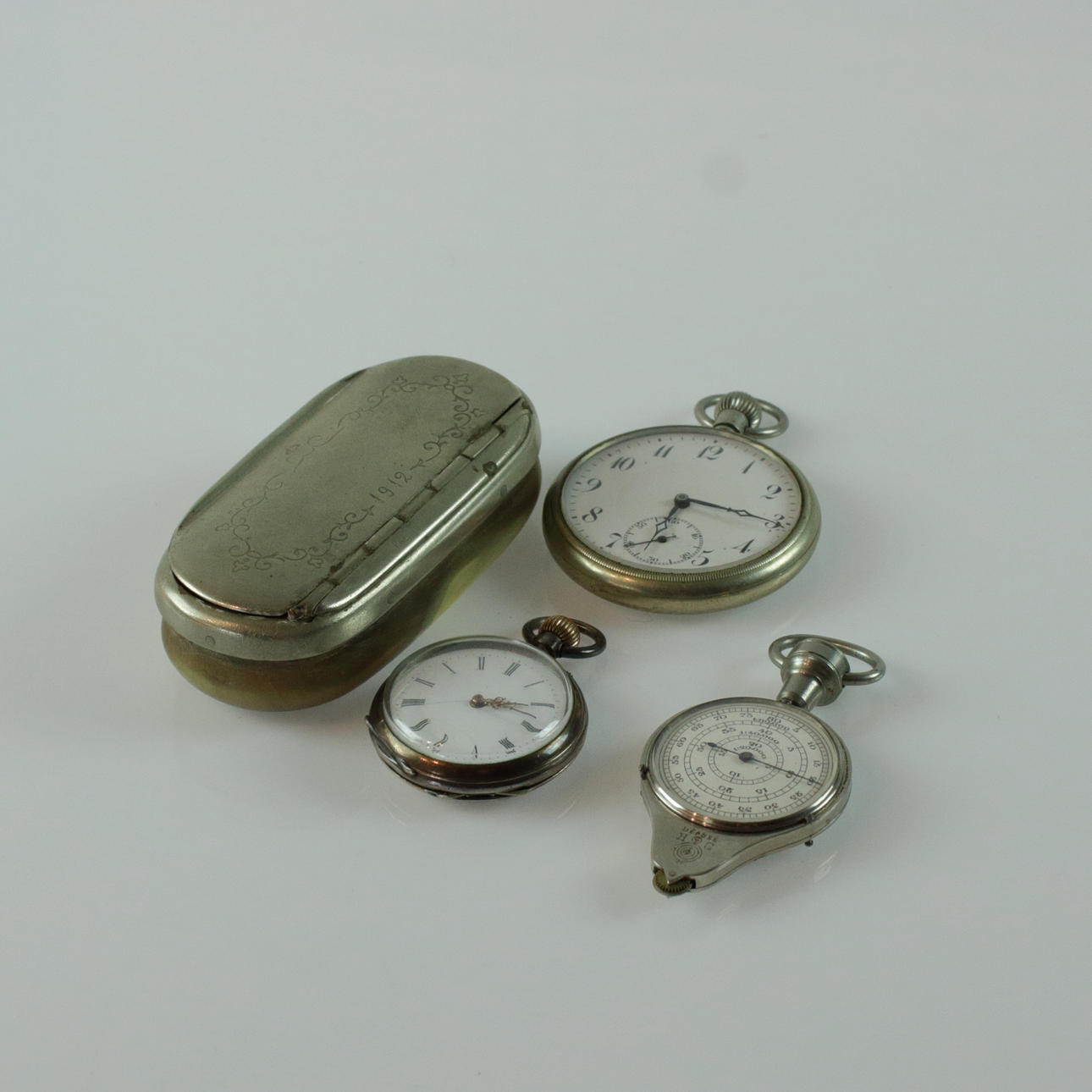 SNUSæSKE, KORTMÅLER OG 2 LOMMEURE.