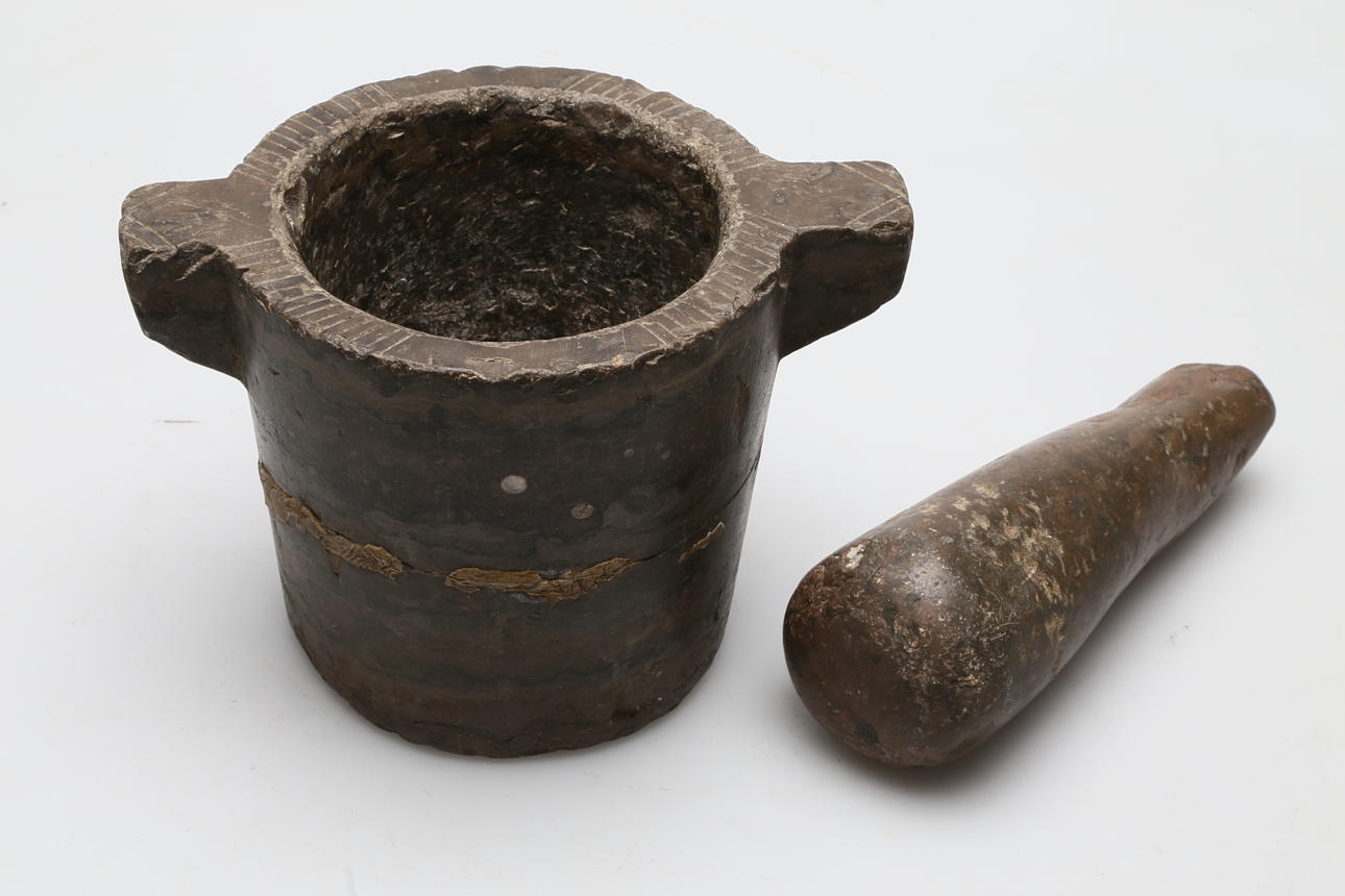 MORTERO, piedra de isla, siglo XVII/XIX.