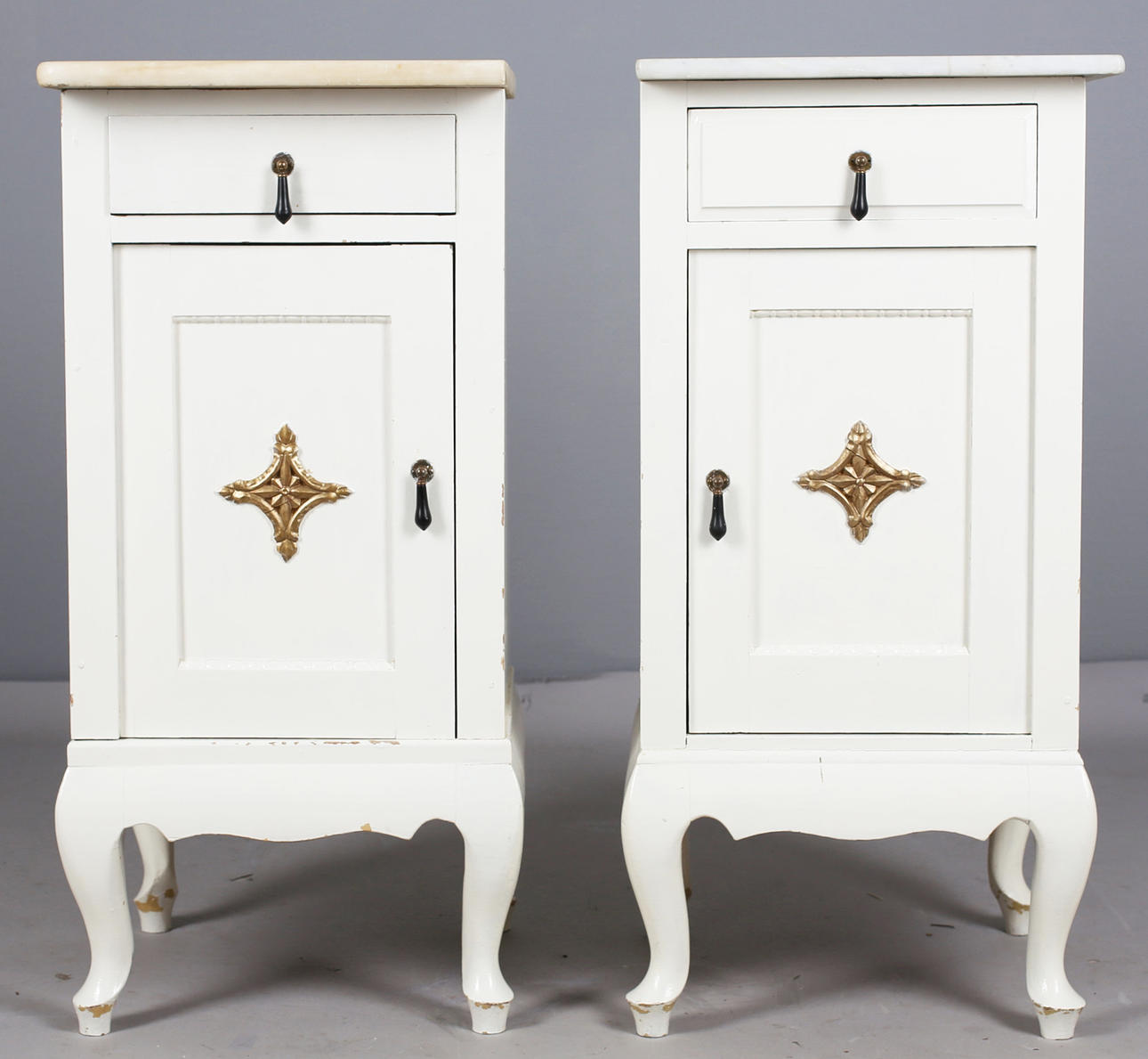 KOMMODER MED STENSKIVA, ett par, 1900-talets mitt.