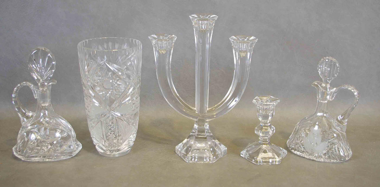 VAS, 2 KARAFFER, KANDELABER SAMT LJUSSTAKE, kristall.