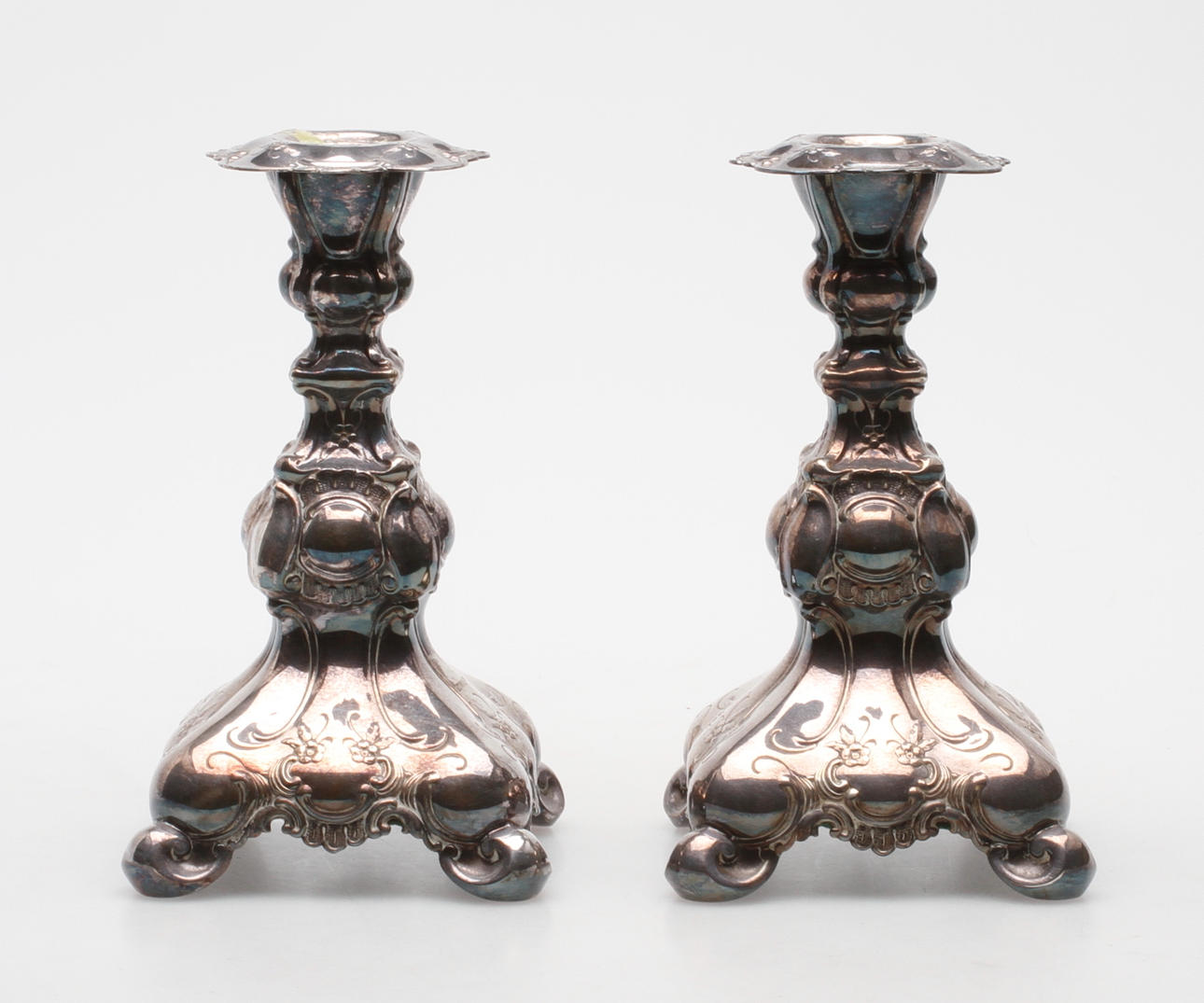 LJUSSTAKAR, ett par, silver, rokokostil, vikt totalt ca 1266 gram.