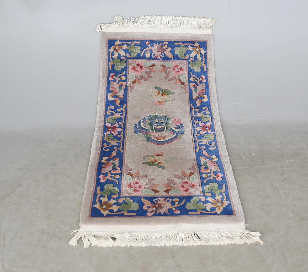 CARPET, China, approx. 140x70 cm.