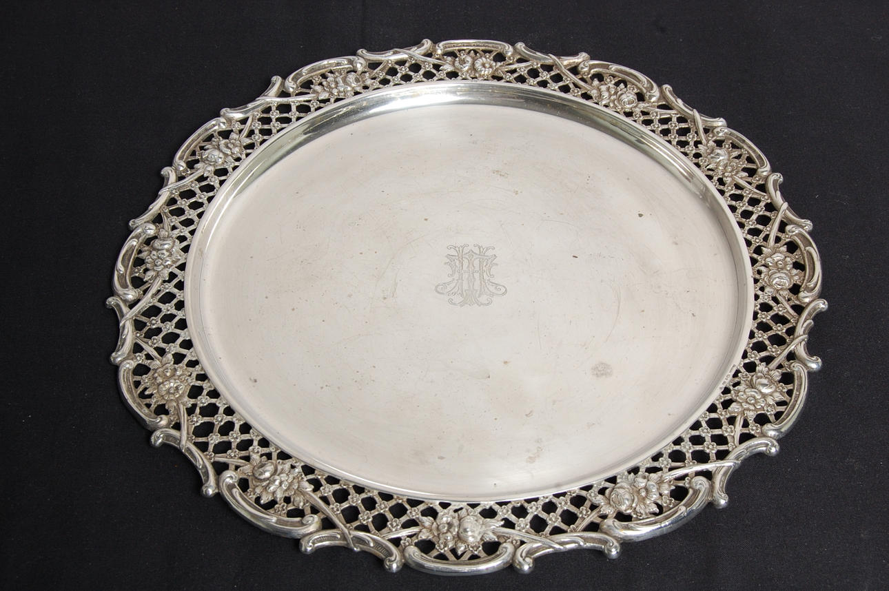 BRICKA, silver, stämplad C Hoff 1933, vikt 802 g.