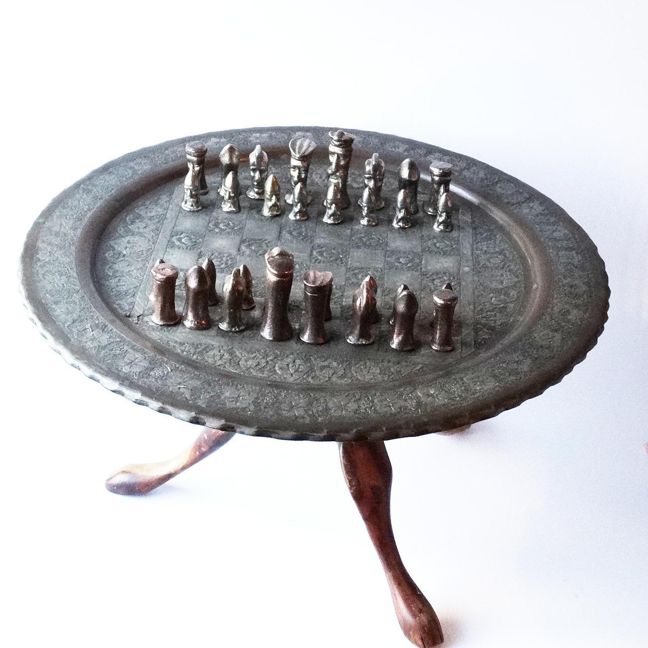 AJEDREZ PERSA CON BASE DE MADERA TALLADA, hacia 1900.