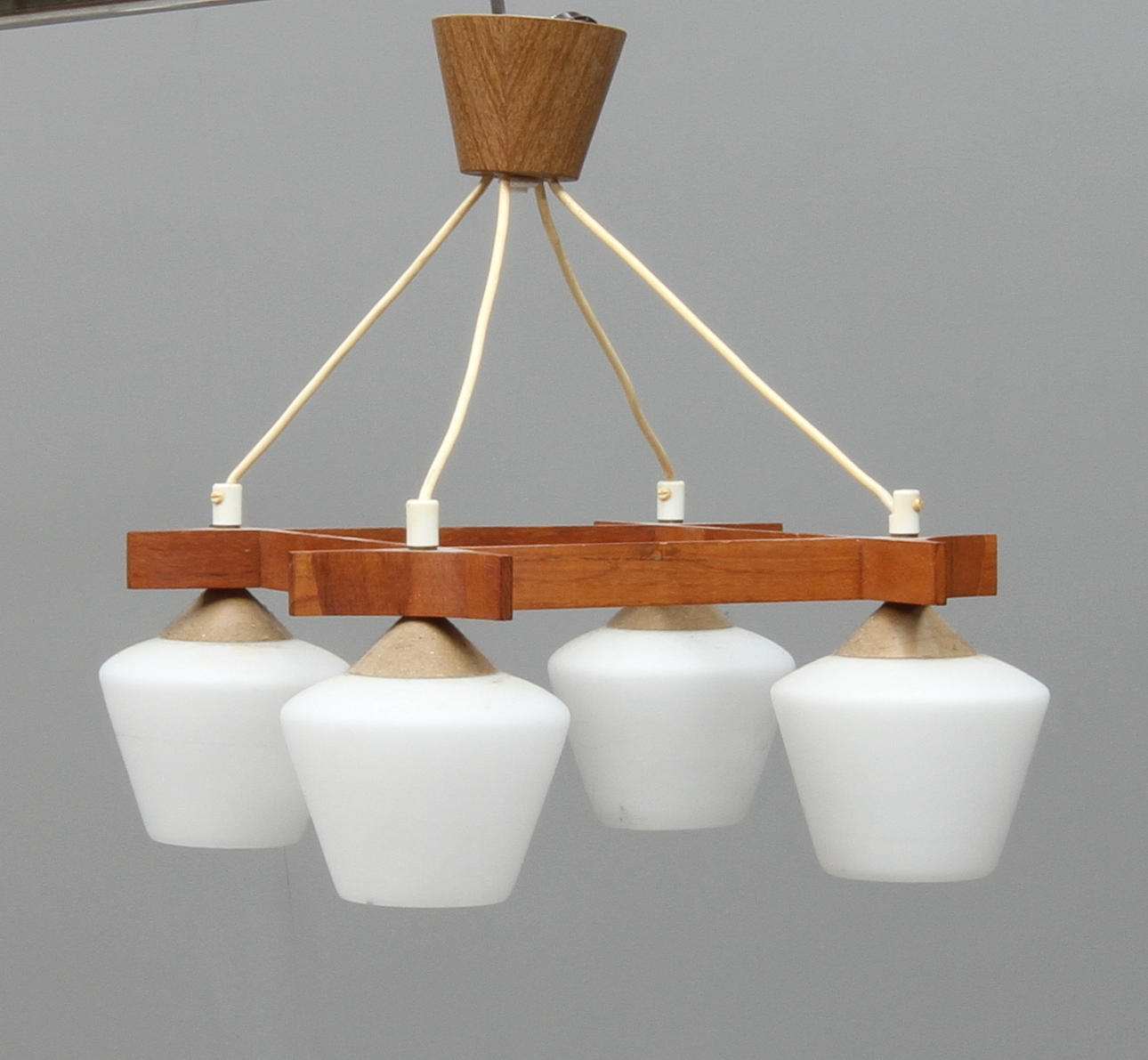 TAKLAMPA, med 4 st ljuspunkter, 1900-talets andra hälft.