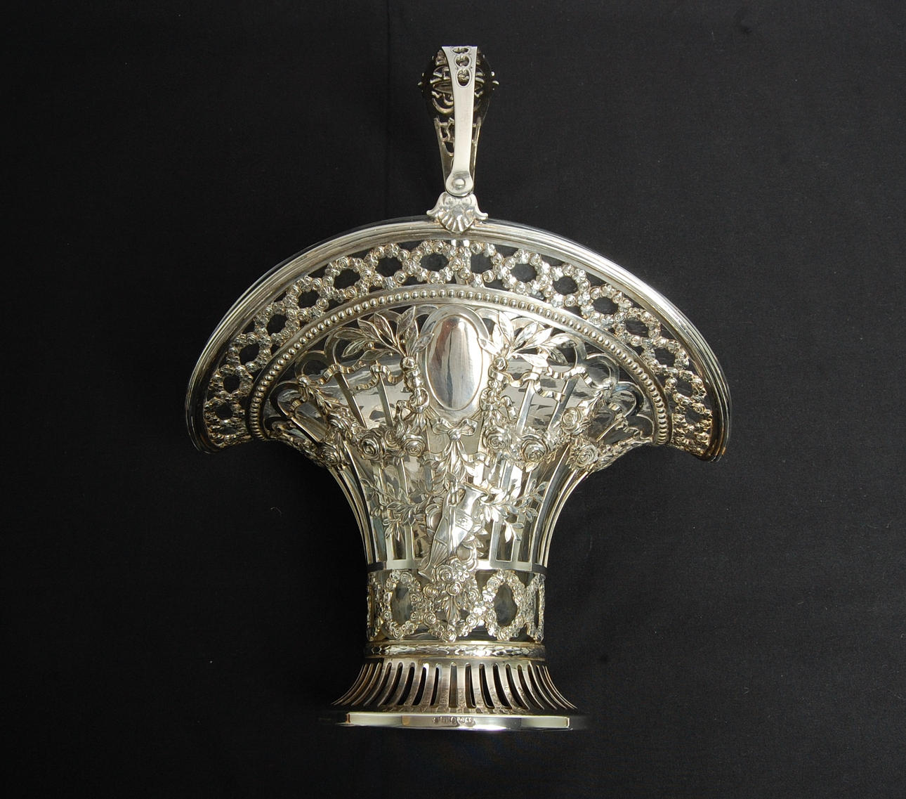 BLOMSTERKORG, med glasinsatts, pläter , 1900-tal.