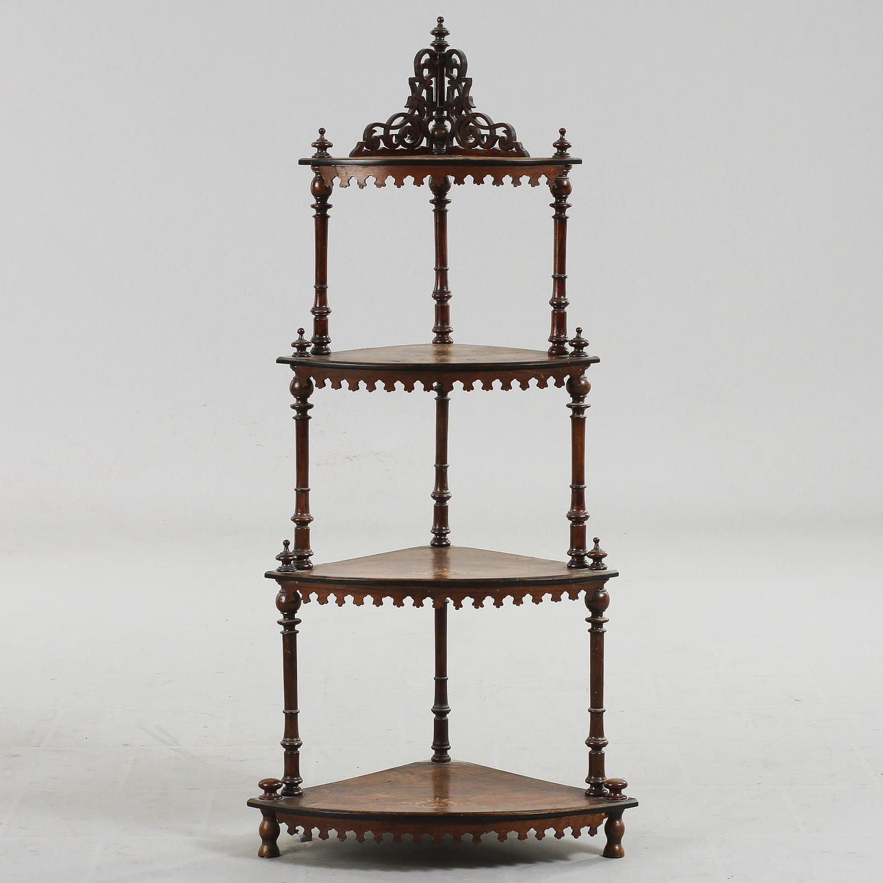 ÈTAGÉRE, hörnhylla. Nyrenässans.