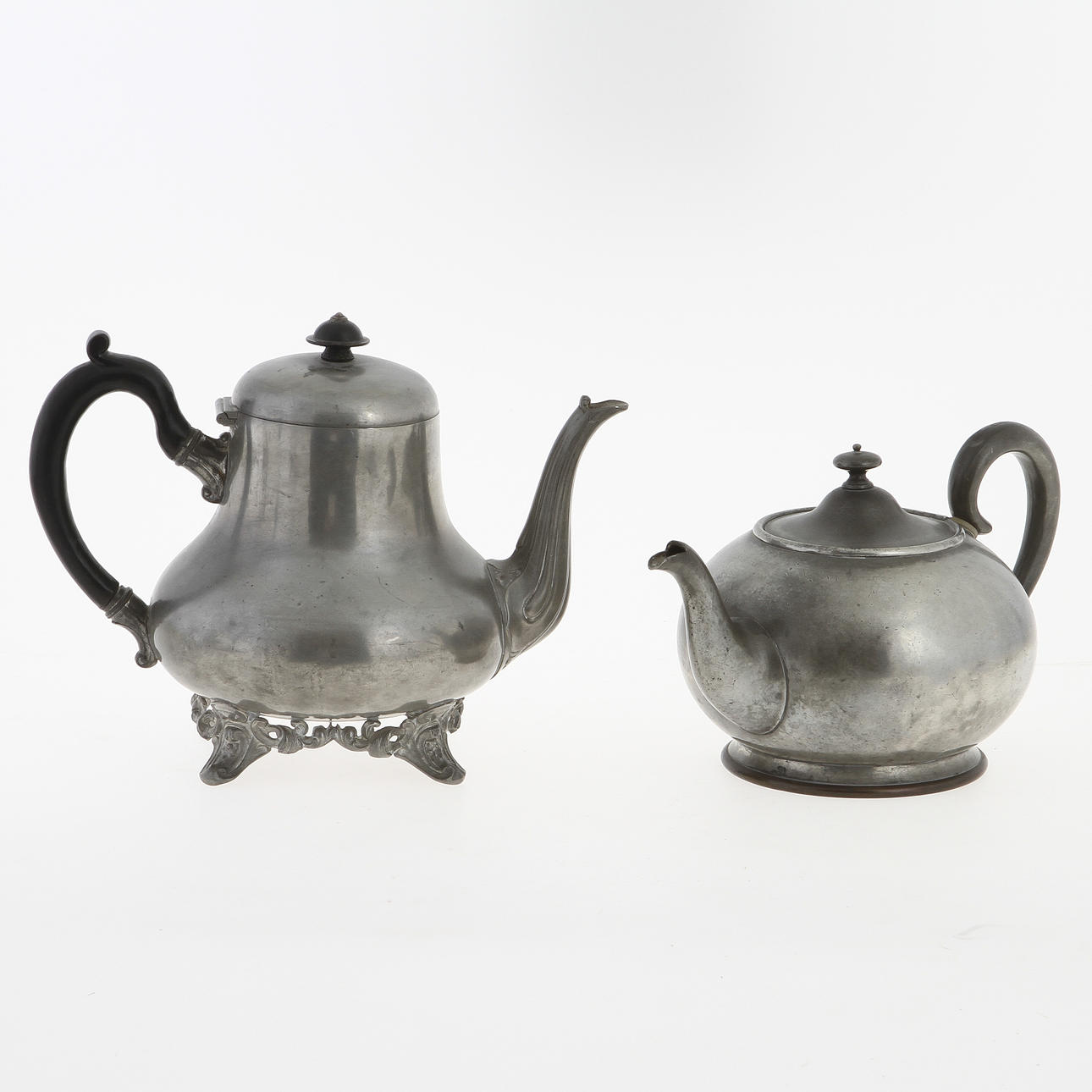 TENNKANNOR, 2 stycken. England, 1800-tal.