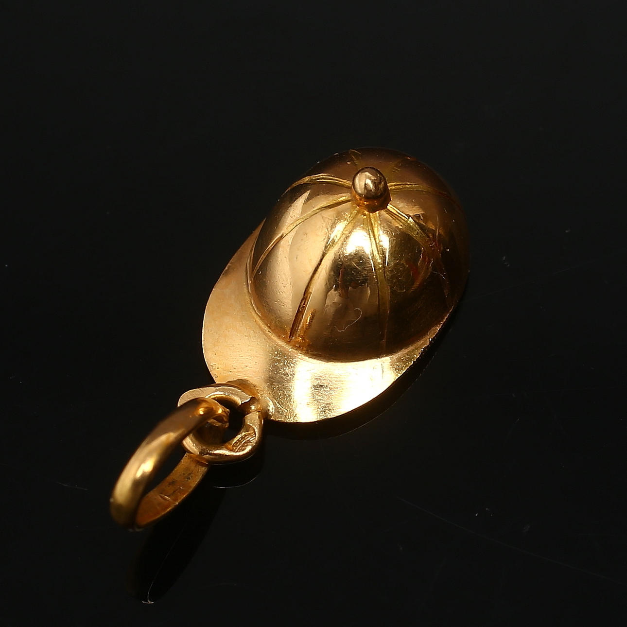 BERLOCK i form av keps, 18K guld, 1900-tal.
