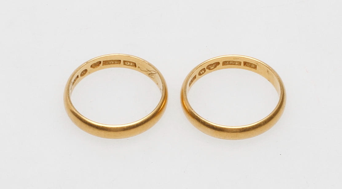 RINGAR, 2 st, 23k guld, vikt ca 12 gram.
