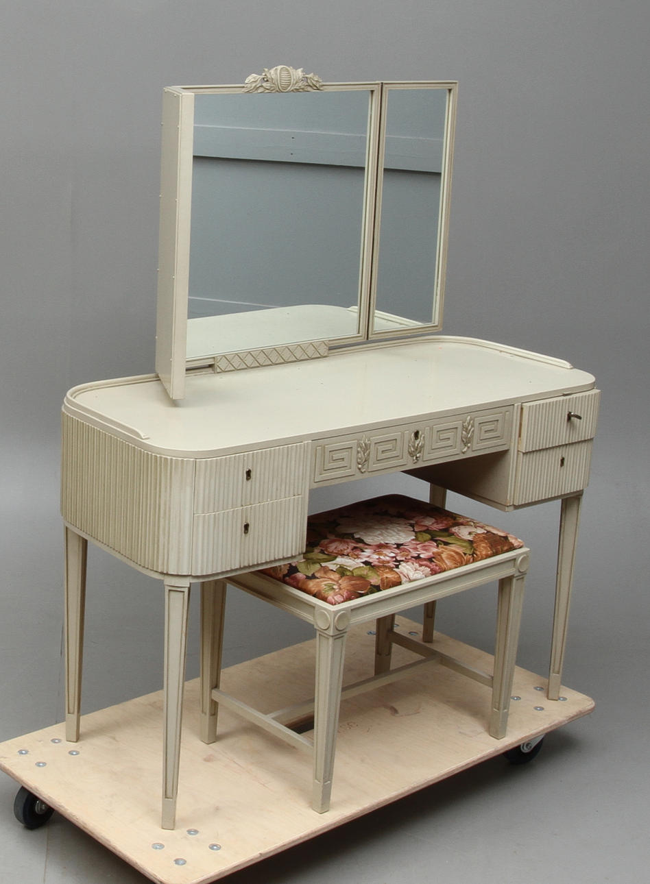 TOALETTBORD, med PALL, gustaviansk stil, 1900-talets andra hälft.