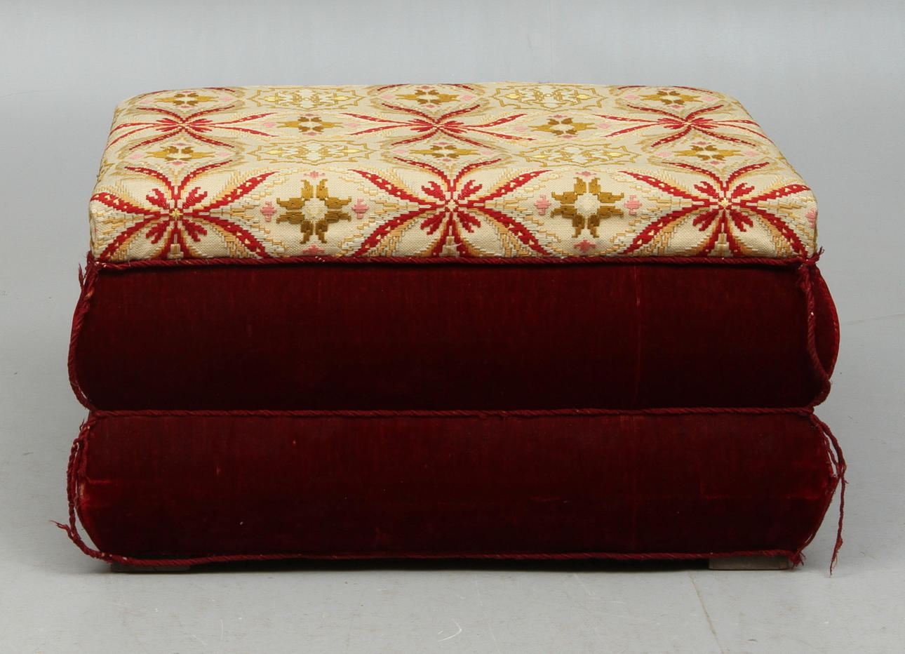 SITTPUFF med förvaring, sekelskiftet 1800/1900.