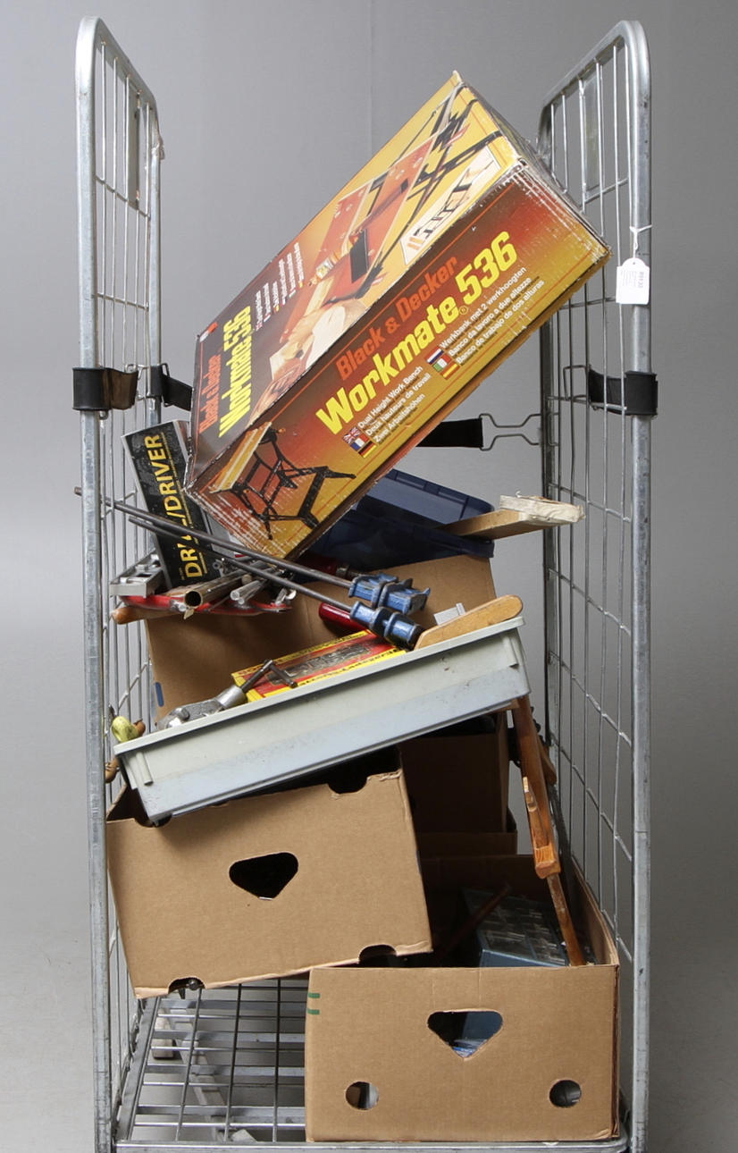 EN VAGN MED HAND- SAMT ELVERKTYG, sortimentsskåp arbetsbänk med mera.