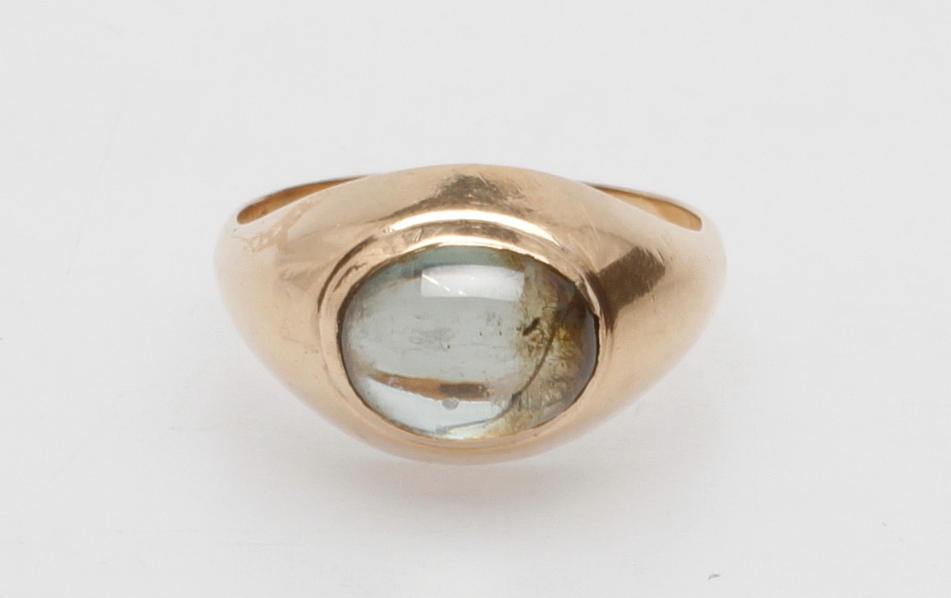 RING 18k guld, med sten, total vikt ca 4,5 gr.