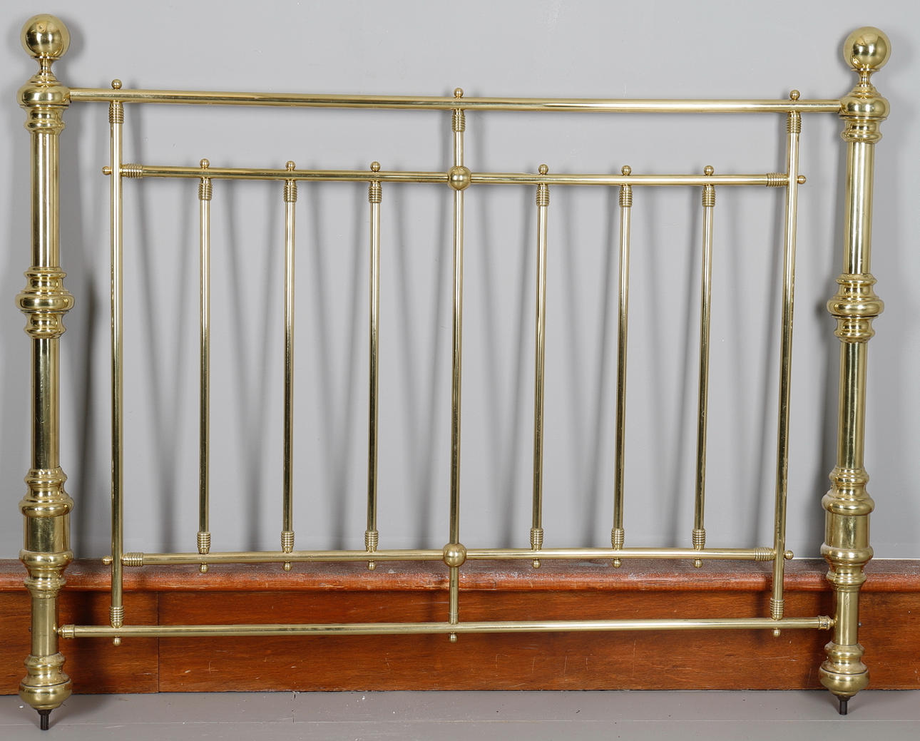 SÄNGGAVEL, förgylld mässing, 1900-talets andra hälft.
