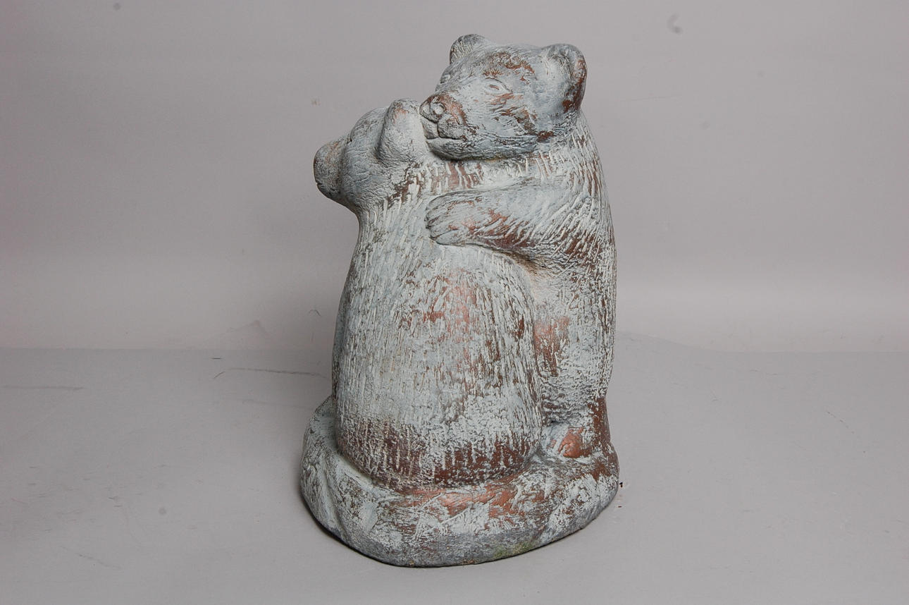 TRÄDGÅRDSSKULPTUR, "kramande björnar " märkt B.J.