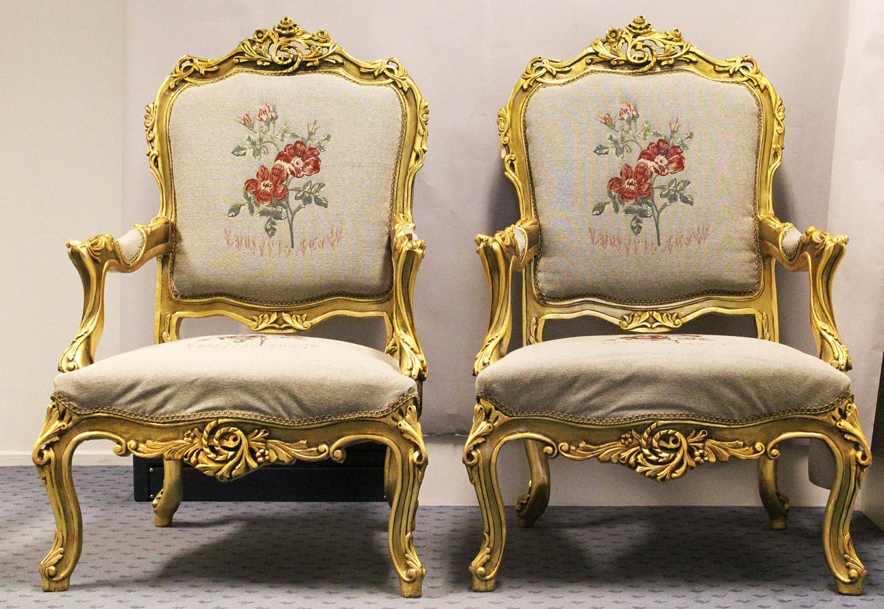 KARMSTOLAR, ett par, rokokostil, 1900-tal.