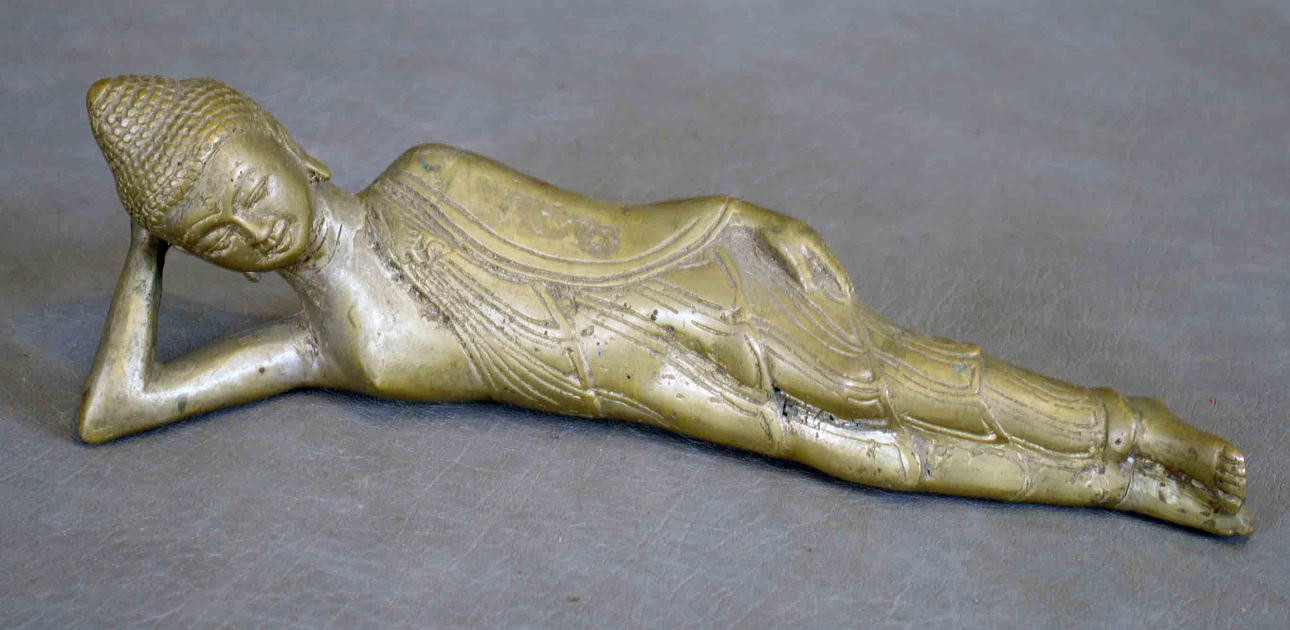 BRONSSKULPTUR, liggande Buddha, 2000-tal.