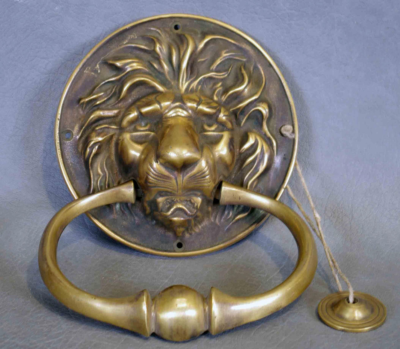 DÖRRKLÄPP, lejon, brons, 2000-tal.