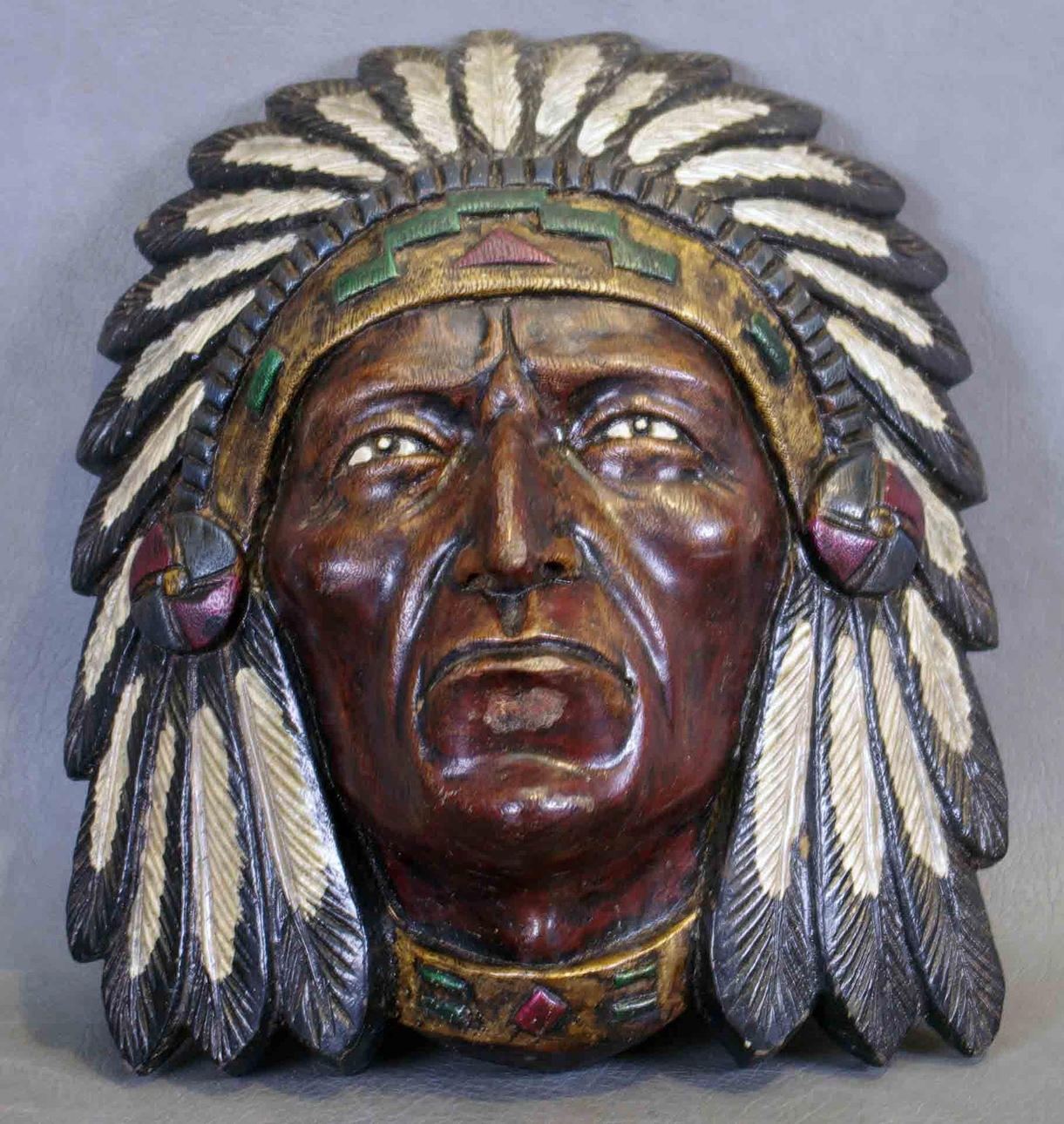 TRÄSNIDAT INDIANHUVUD, bemålat trä.