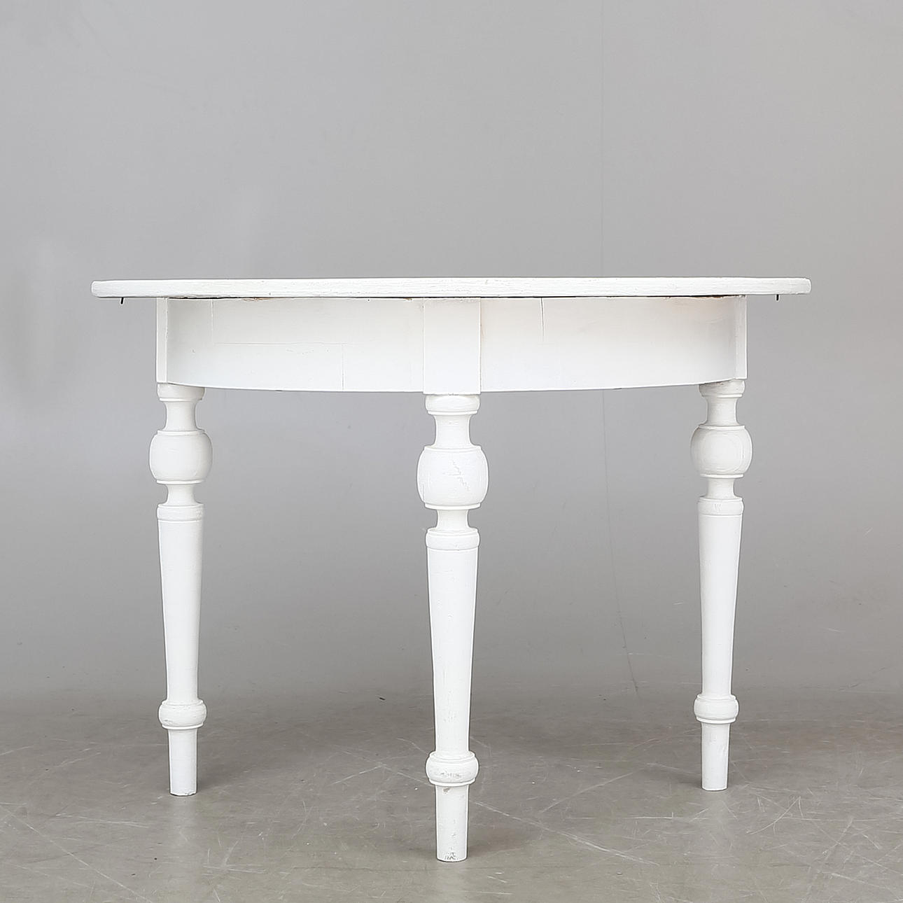 HALVMÅNEBORD, 18/1900-tal.