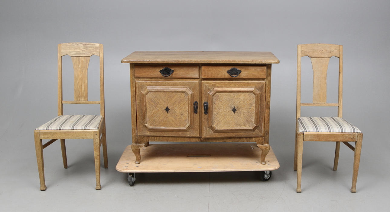 Eiche Buffet und 2 Stühle 1920er Jahre.