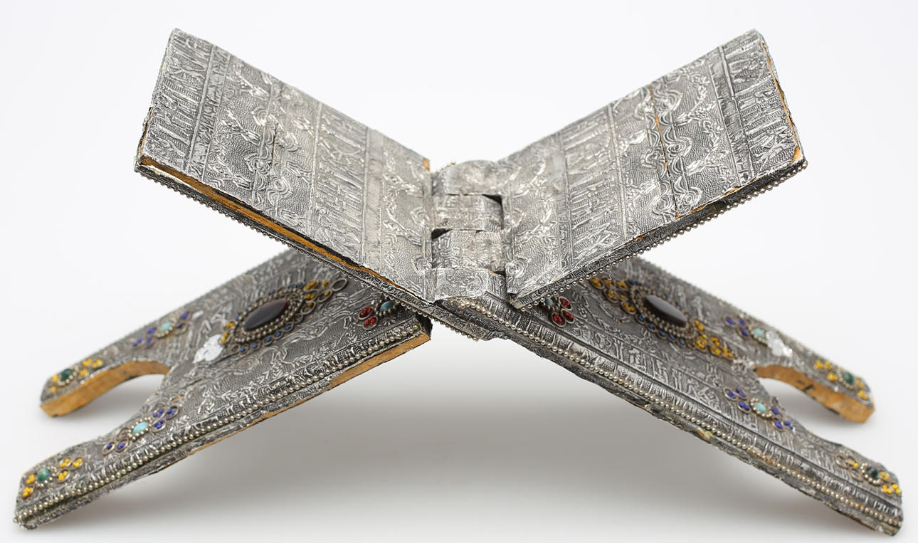 KORANSTÄLL i trä med överdrag av metallfolie och pärlor, 1900-senare del.