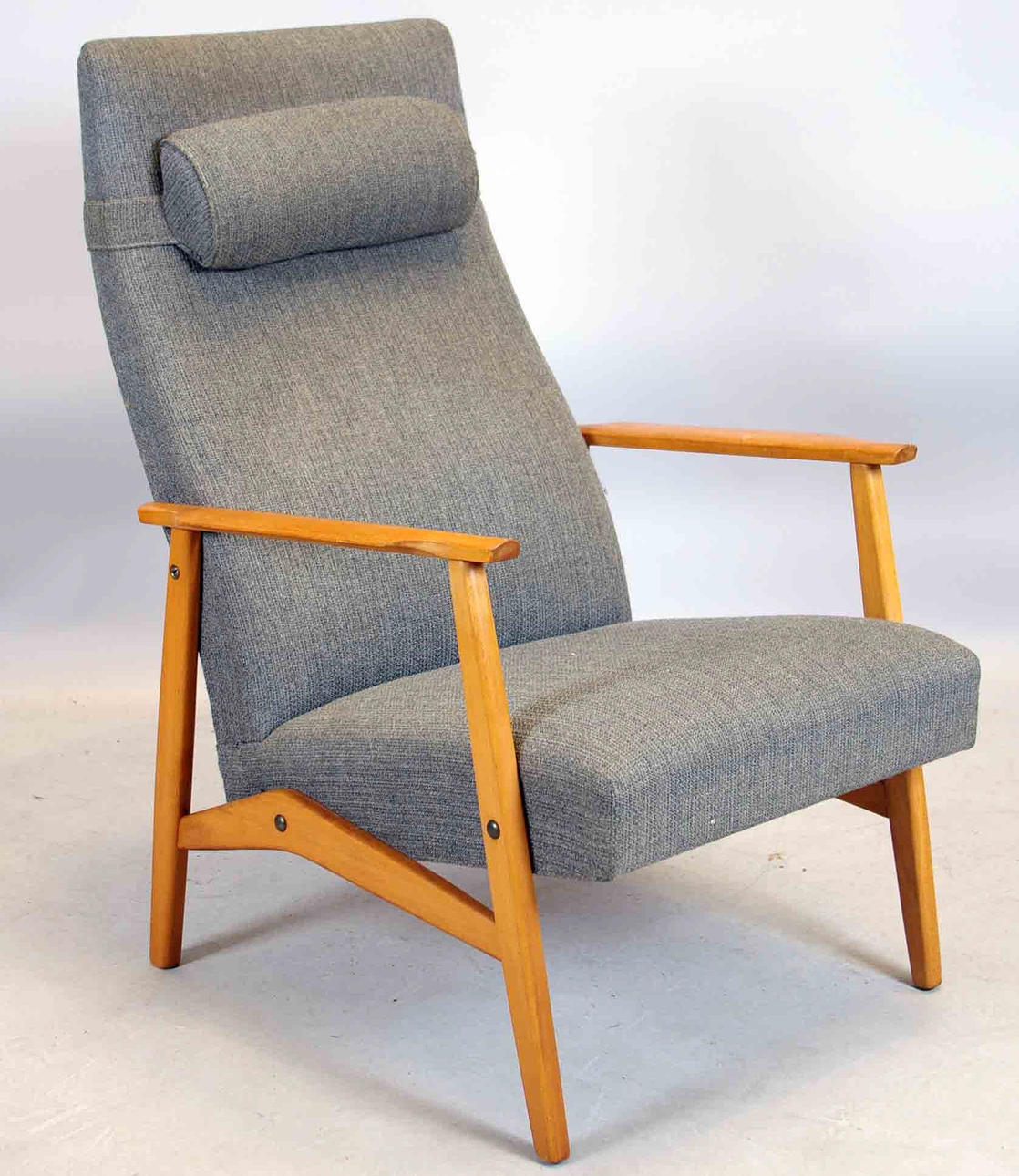 FÅTÖLJ, teak med grå klädsel.