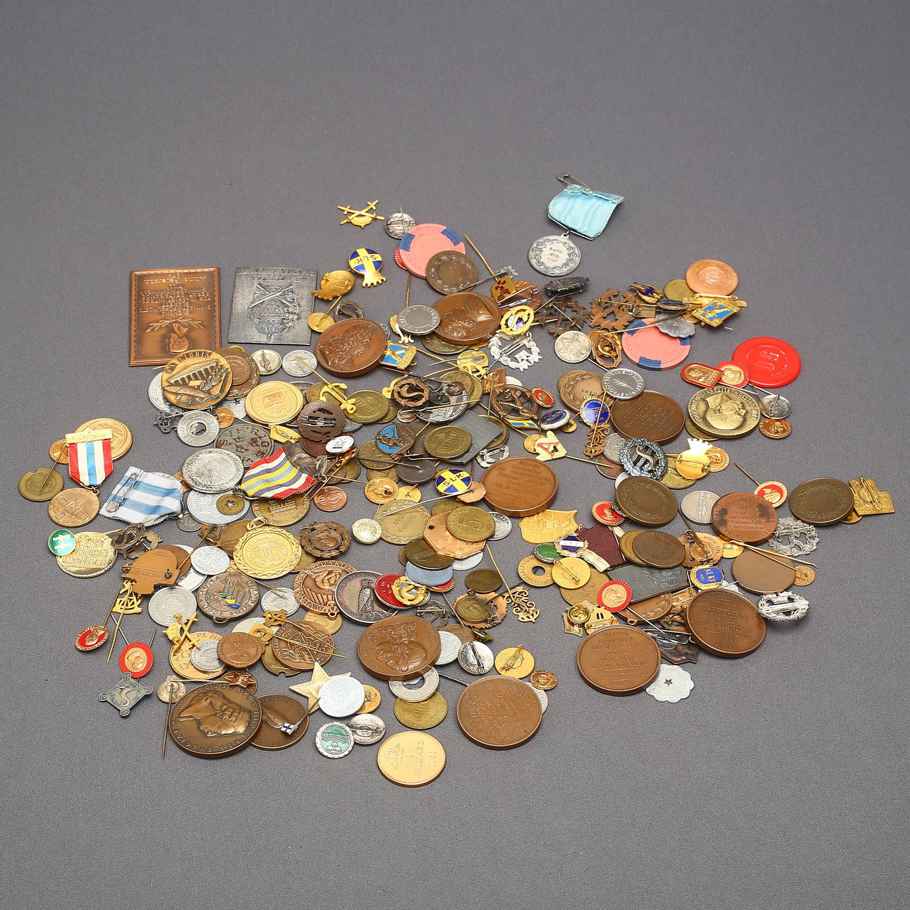 PLAQUES, PINS, ABZEICHEN und MEDAILLEN, 1900.